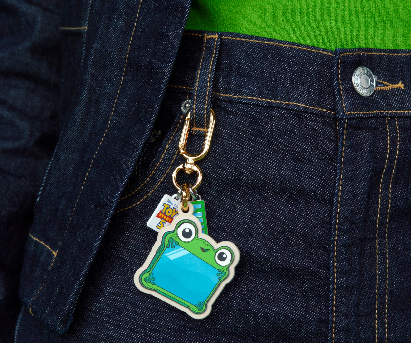 05TOYS26-24_Ecomm-PDP_Gallery-Lilipad_Keychain.jpg