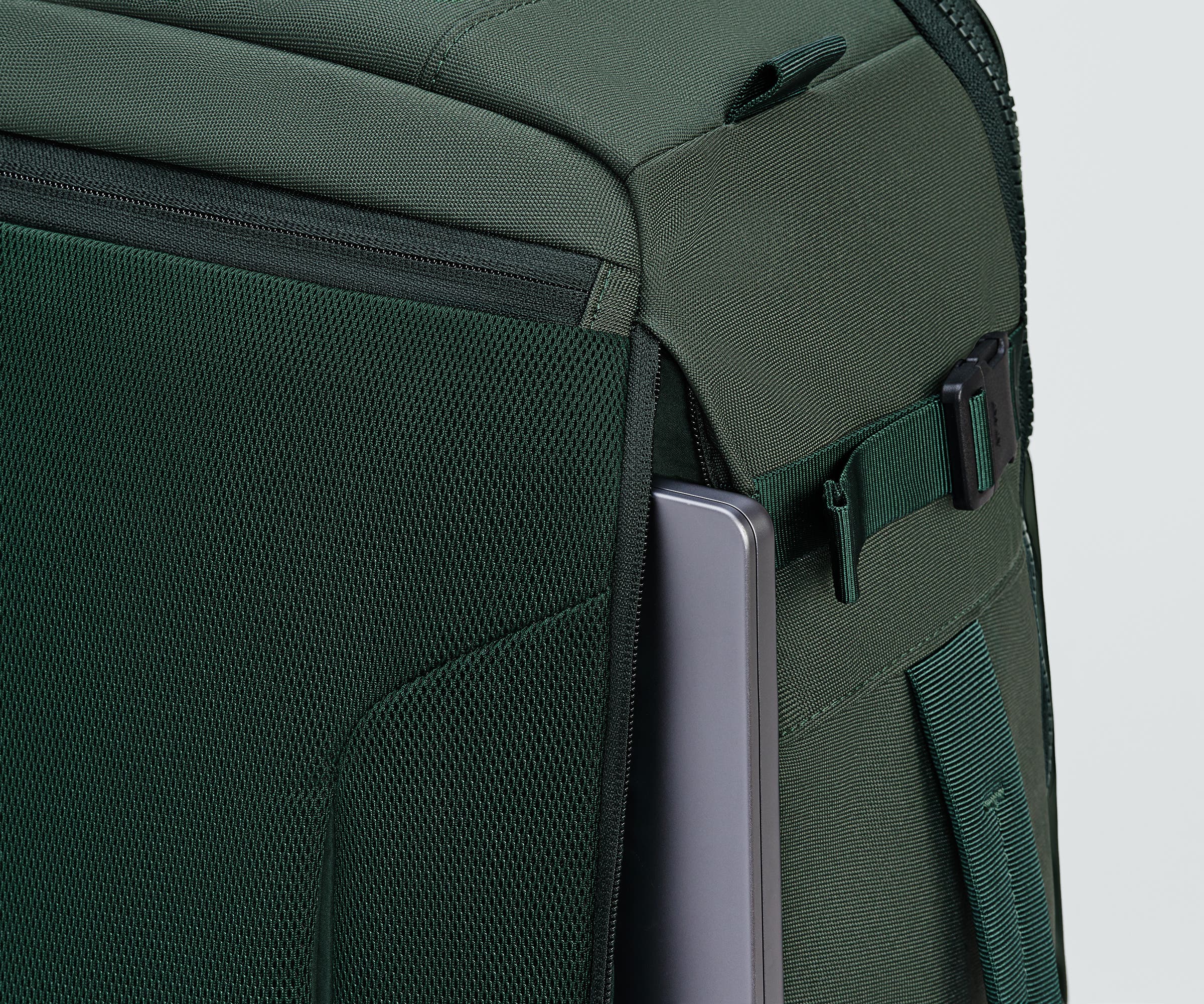 PDP_FAR_Backpack_45L_Green_05.jpg