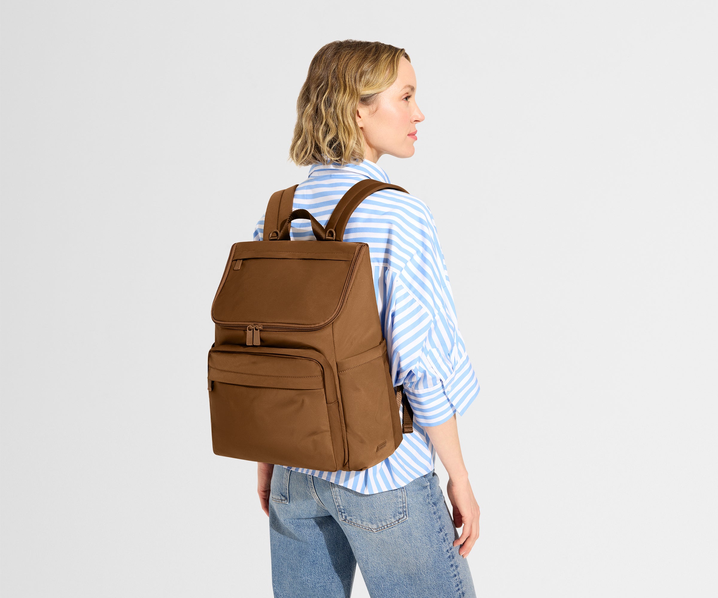 PDP_Featherlight_Diaper_Backpack_Amaro_Talent_01.jpg