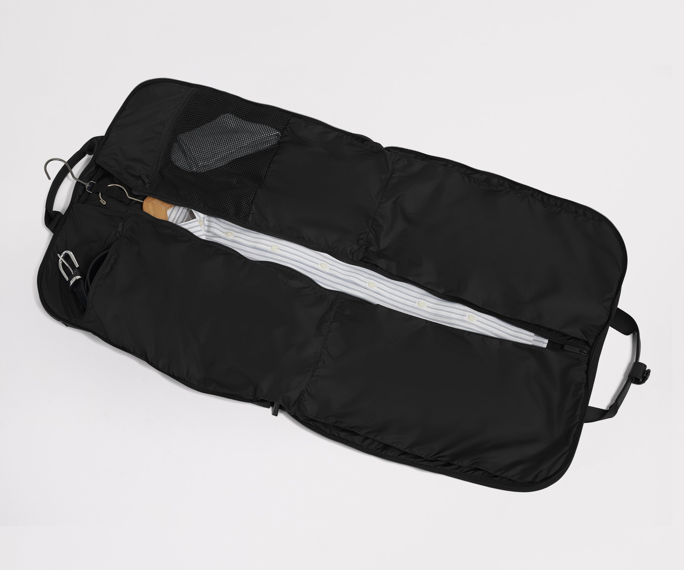 PDP_GarmentBag_BiFold_Black_03.jpg