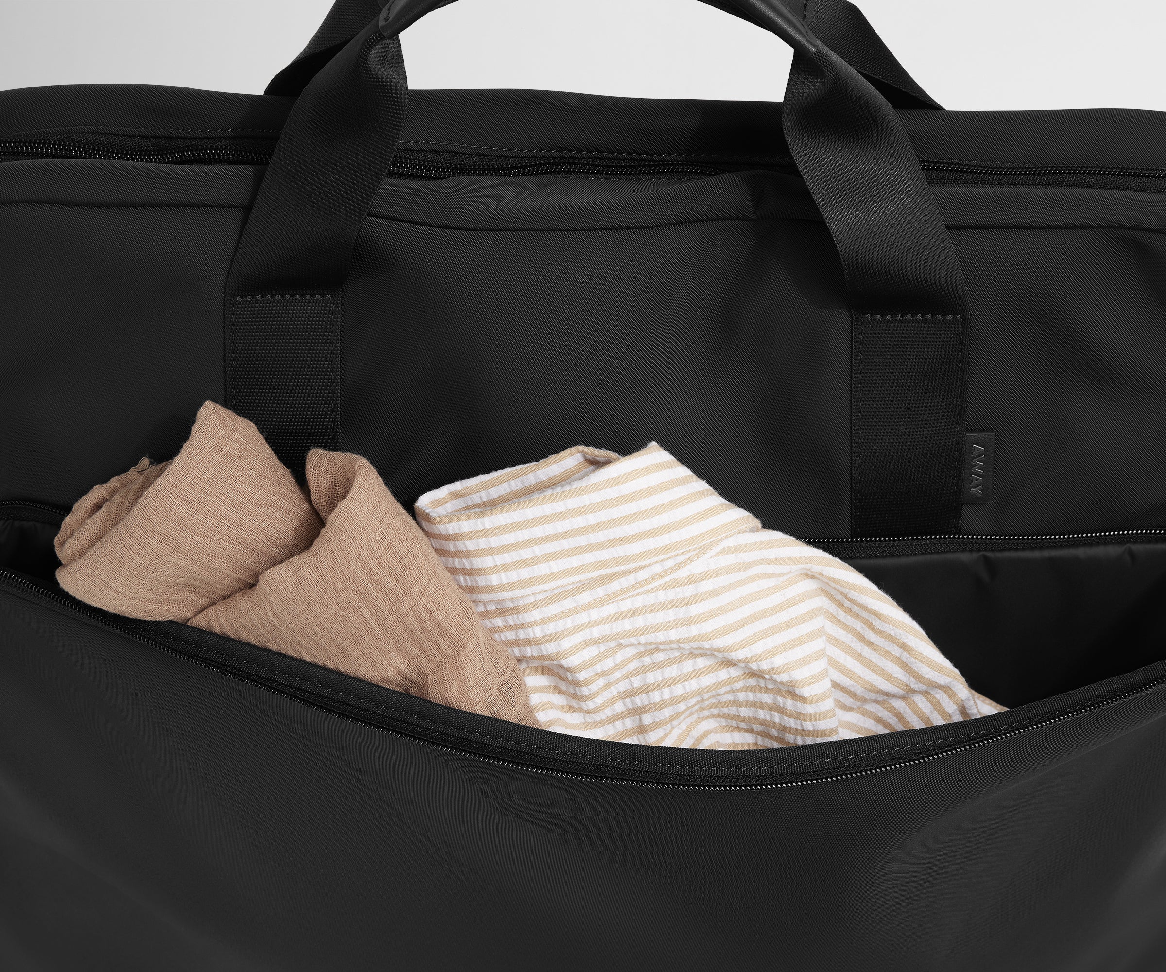 PDP_GarmentBag_BiFold_Black_05.jpg