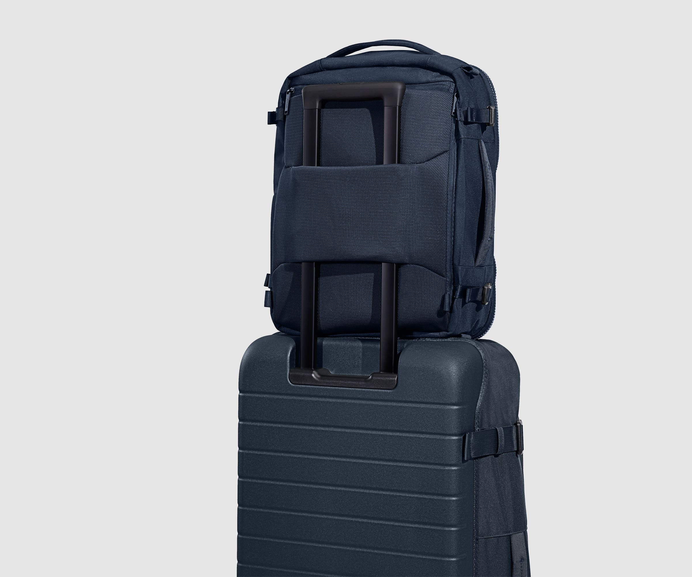 PDP_OutdoorBackpack25L_Navy_Uniform.jpg